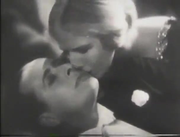 Kiss frame for clip 21
